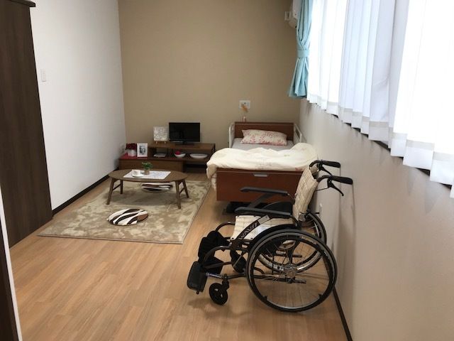 出入り口は引き戸になっている。室内は板張りで、ラグがありその上にちゃぶ台と、座布団が２枚置かれている。