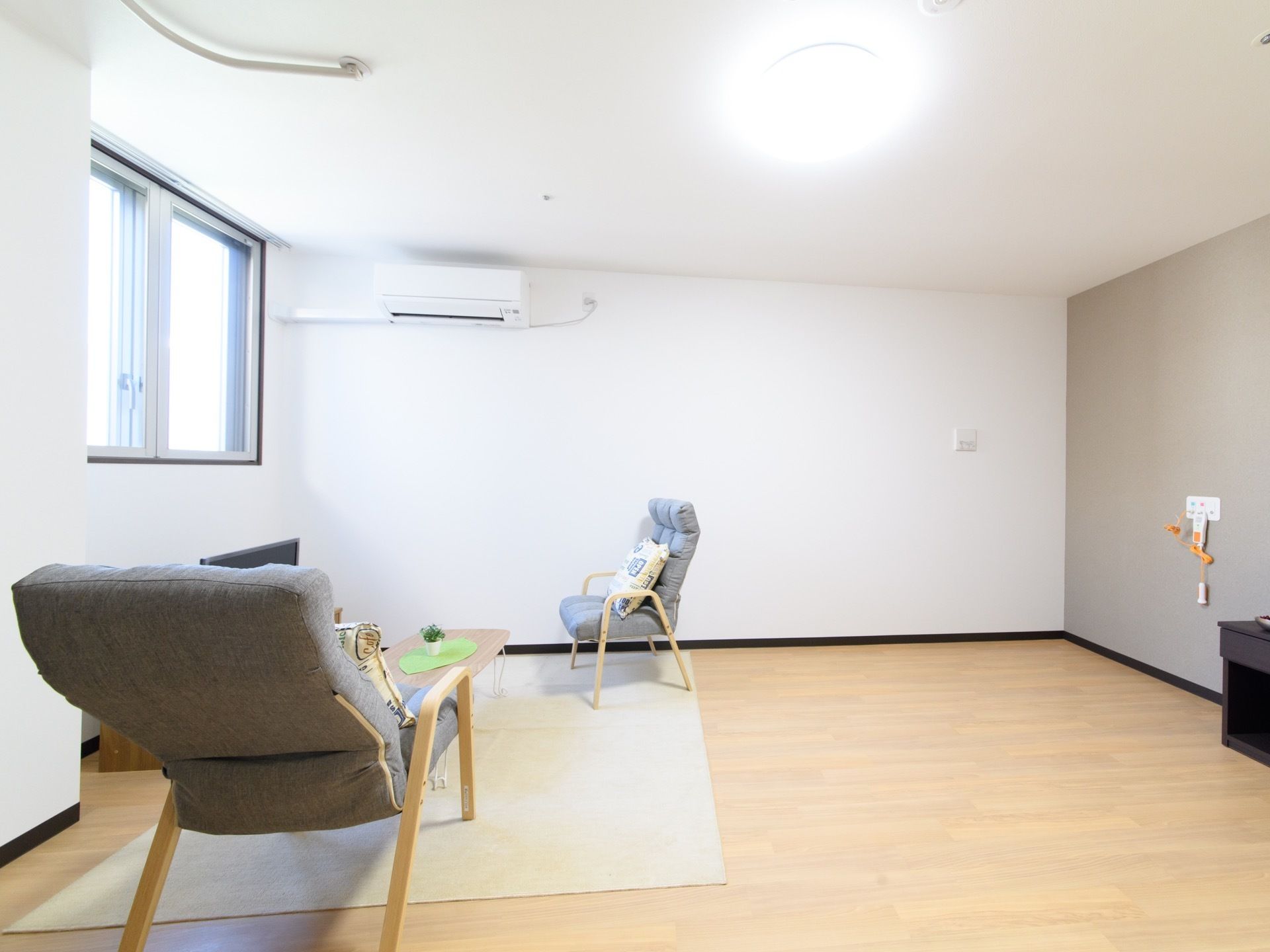 広々とした明るい空間には、液晶テレビとソファセットが完備されている。車椅子は数台乗り入れ可能である。