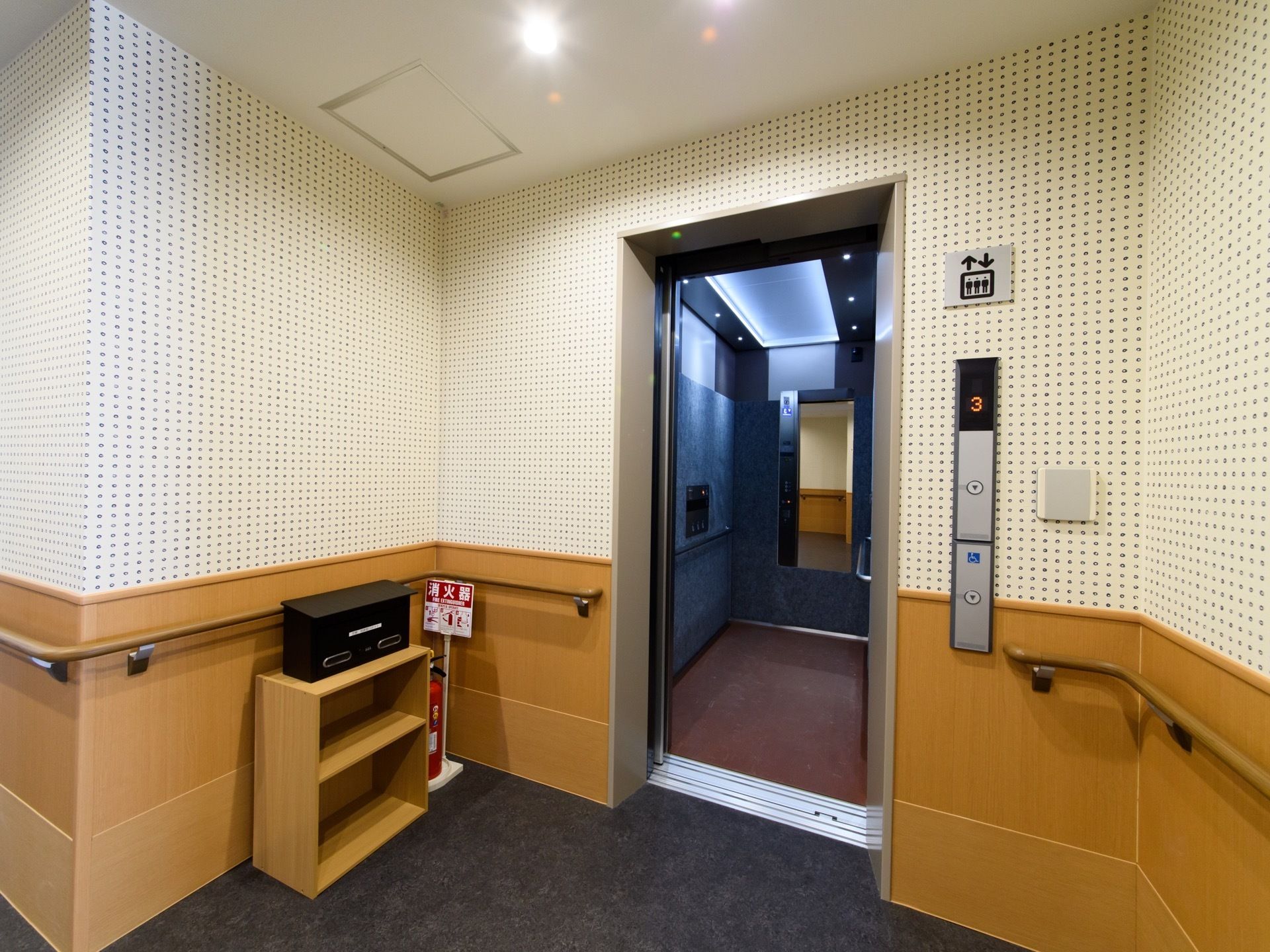 エレベーター内は奥行きがあり手すりやミラーが完備されている。車椅子は2台程度乗り入れ可能である。ホールにも手すりが完備されている。