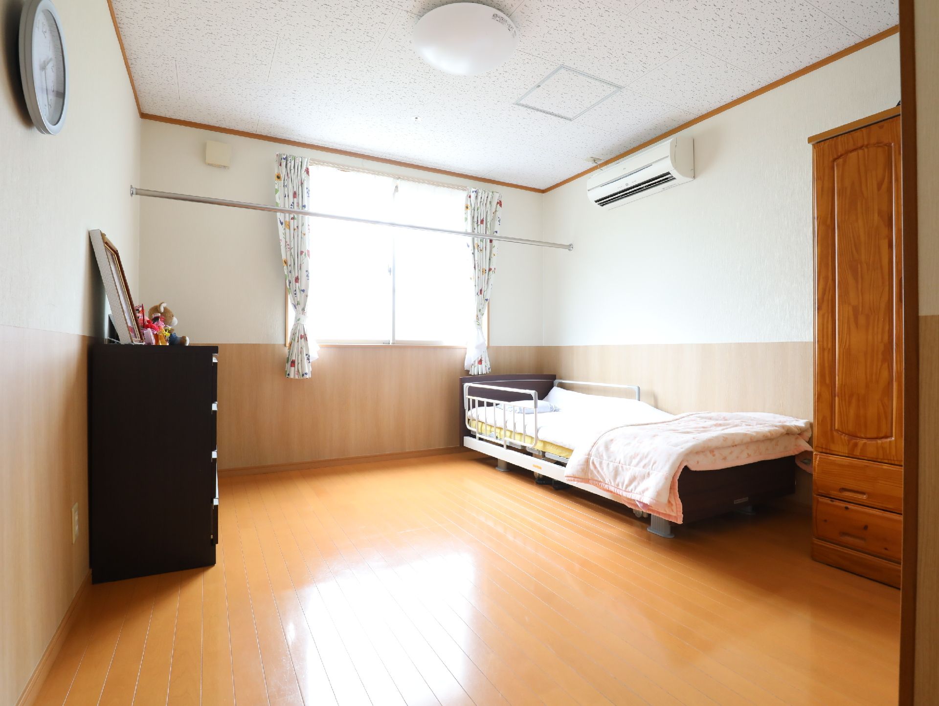 光が差し込む窓際には、洗濯物を干すための物干し竿が設置されている個室