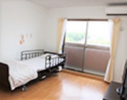 柵付きのベッドがある、ベランダに出ることのできる個室