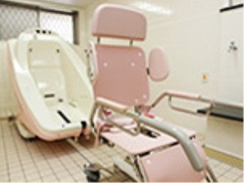 寝転がった状態で、スタッフの補助のもと入浴ができる介護入浴機器