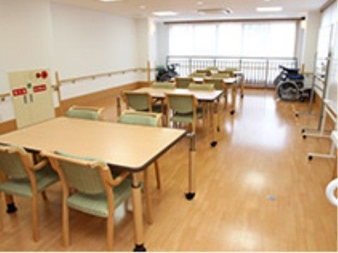 部屋の隅に、すぐ使えるように車椅子が設置してある食堂