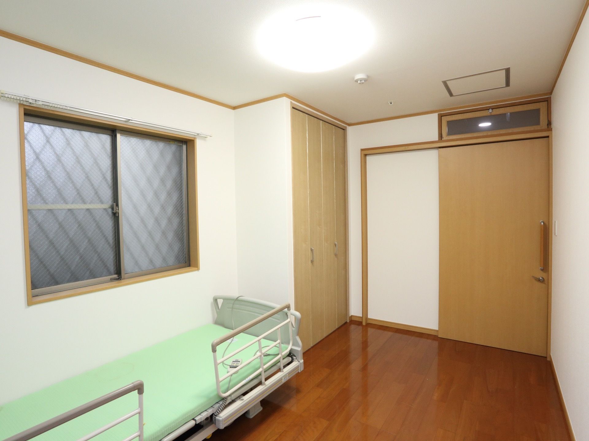 居室は窓付きで、ドアはスライド式である。フローリングの床に電動式のベッド、クローゼットなどが設置してある。