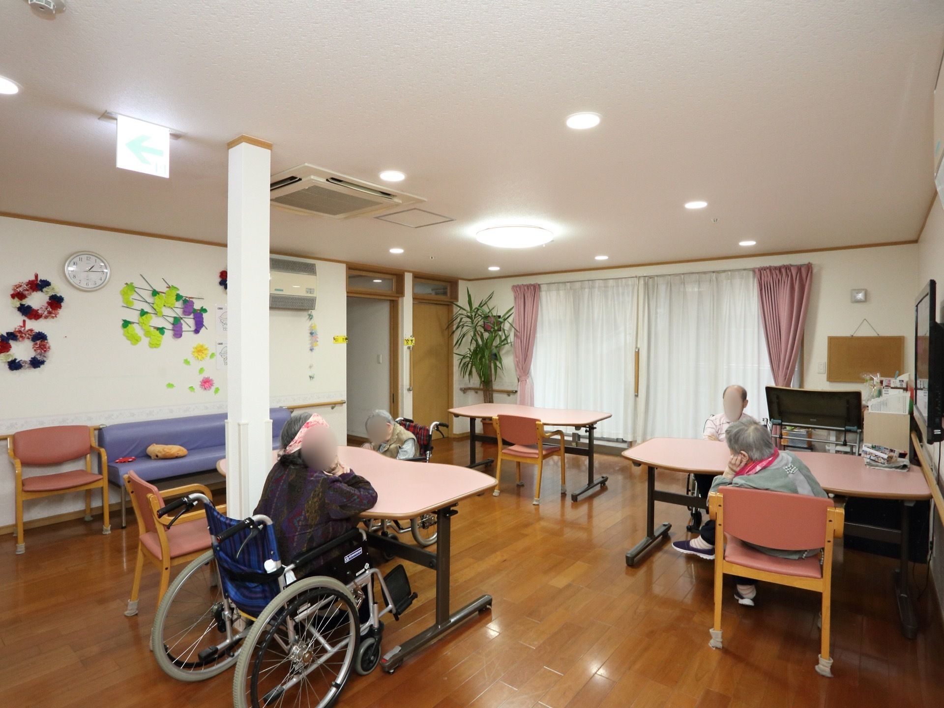 リビングには、テレビがあり入居者様がみなで鑑賞することもできる。テーブルとイスのセットの他、ソファーもある。