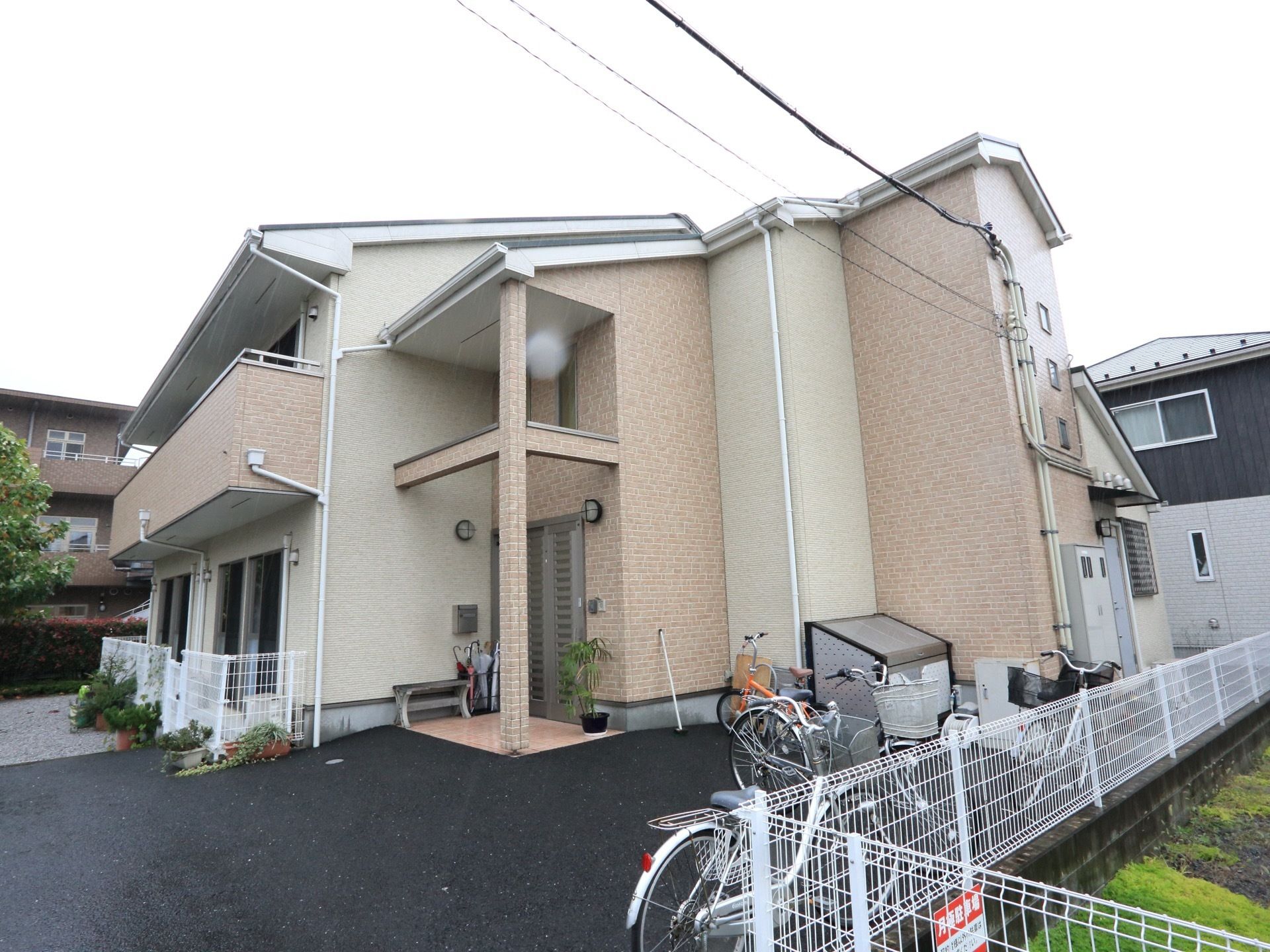 ２階建ての建物で、外壁は淡い茶色系に統一されている。一般の住居のようで、周囲の雰囲気に溶け込んでいる。