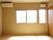 部屋には空調設備が整っている。正面の壁に横向きの窓と縦向きの窓が設置されている。窓にカーテン等は掛かっていない。