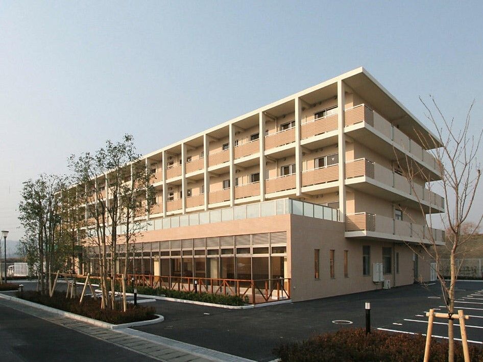 「グランフォレストしずおか葵の森」の外観。4階建てのマンションと変わりないデザインになっている。