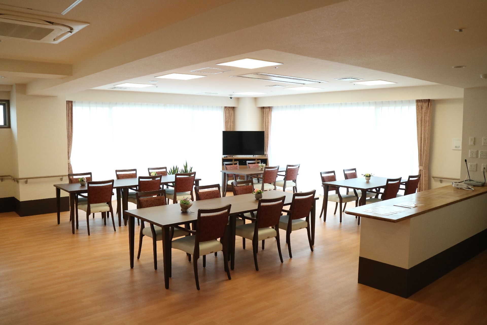 入居者様みんなで並んで、楽しく食事をとることができる食堂