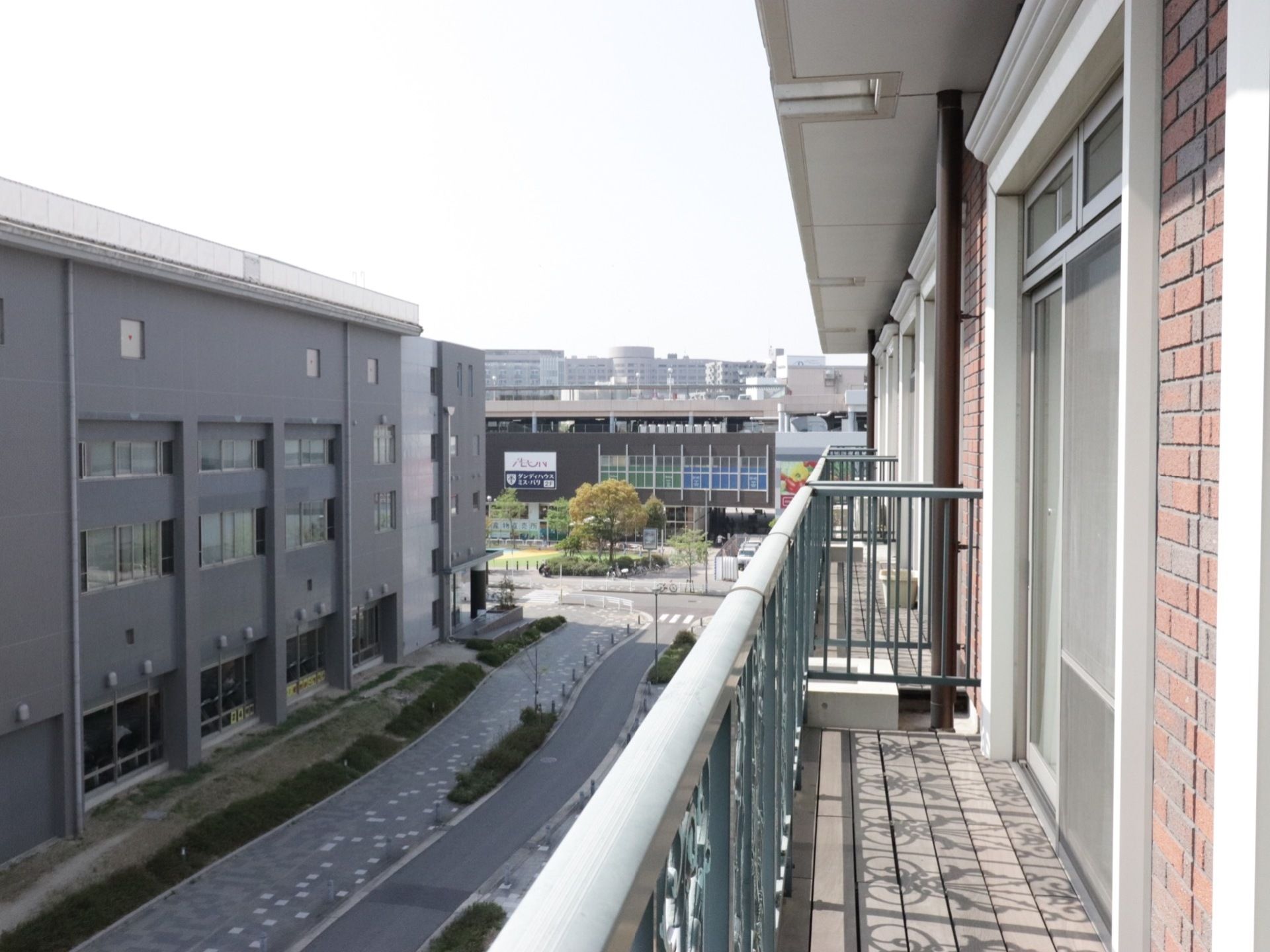 １ｍほどのベランダが各室についており、鉄製の柵が付けられている。プランターが置かれている。居室とベランダに段差がない。