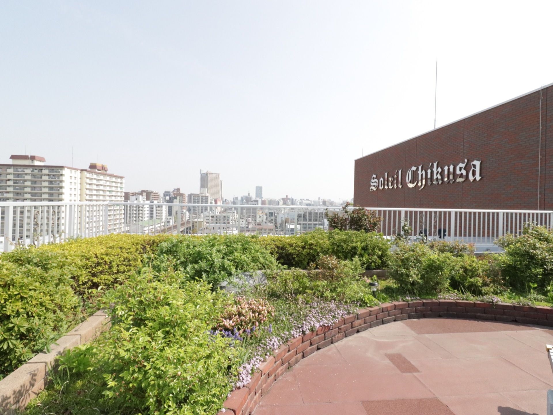 庭園を設けており、樹木が生けられている。鉄の格子越しに施設名の看板があり、景色が一望できる。休憩スペースが設けられている。