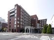 建物の前は駐車場となっており、多くの車を停めることができる。車椅子をご利用の方向けのスペースも確保されている。