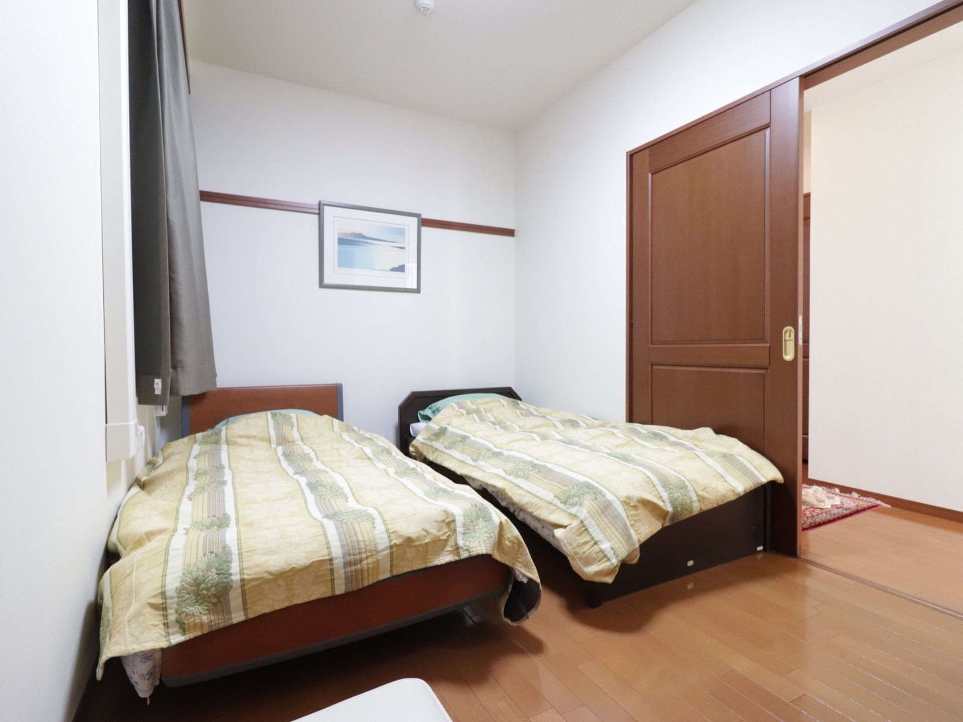 夫婦で入居が可能な部屋があり、ベッドを２台設置している。大きなスライド式の扉になっており、安全に開閉することができる。