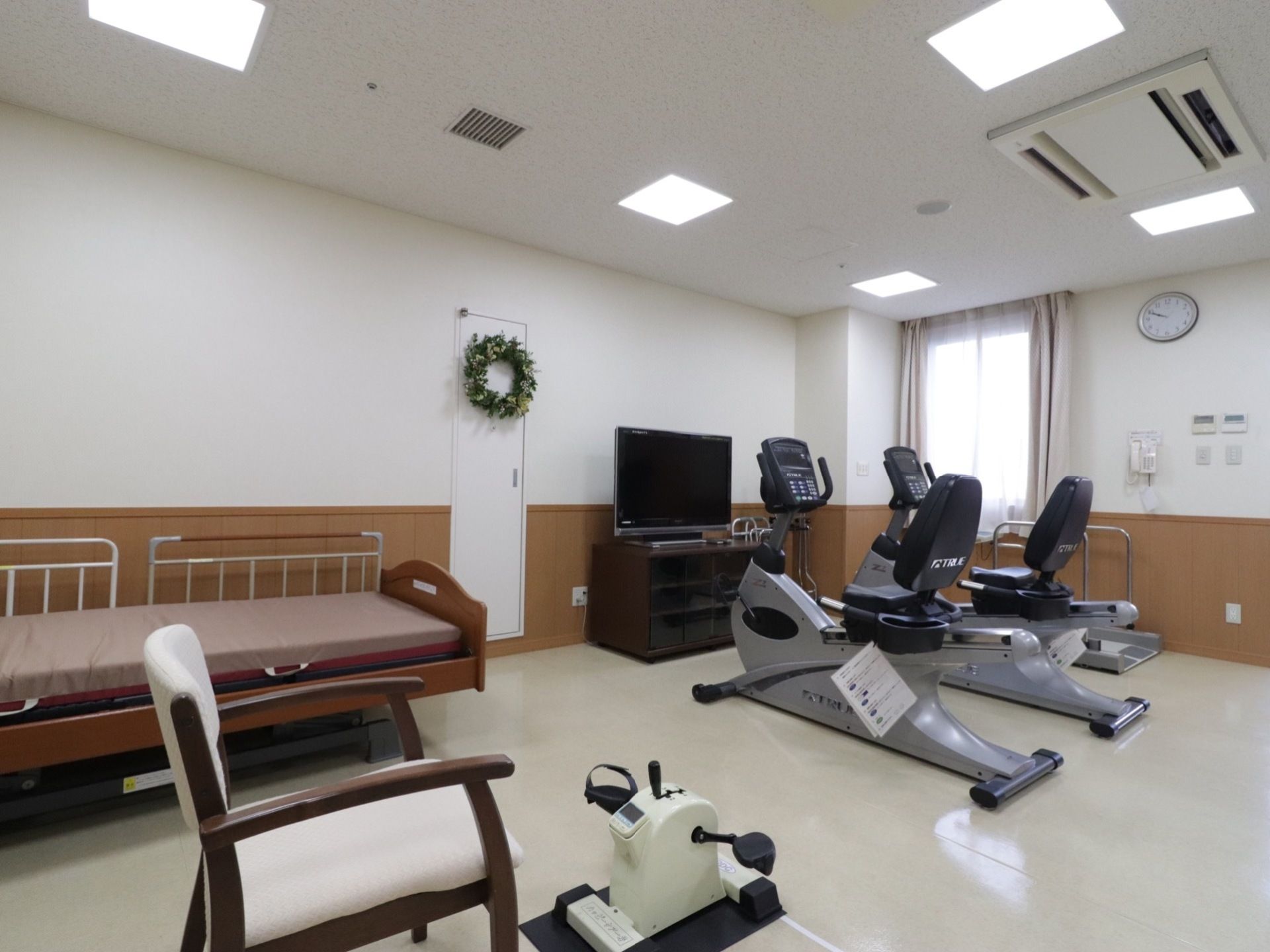 窓がある明るいフィットネスルームが施設内にあり、トレーニング機器が設置されている。テレビを見ながら気軽に足腰を鍛えることができる。