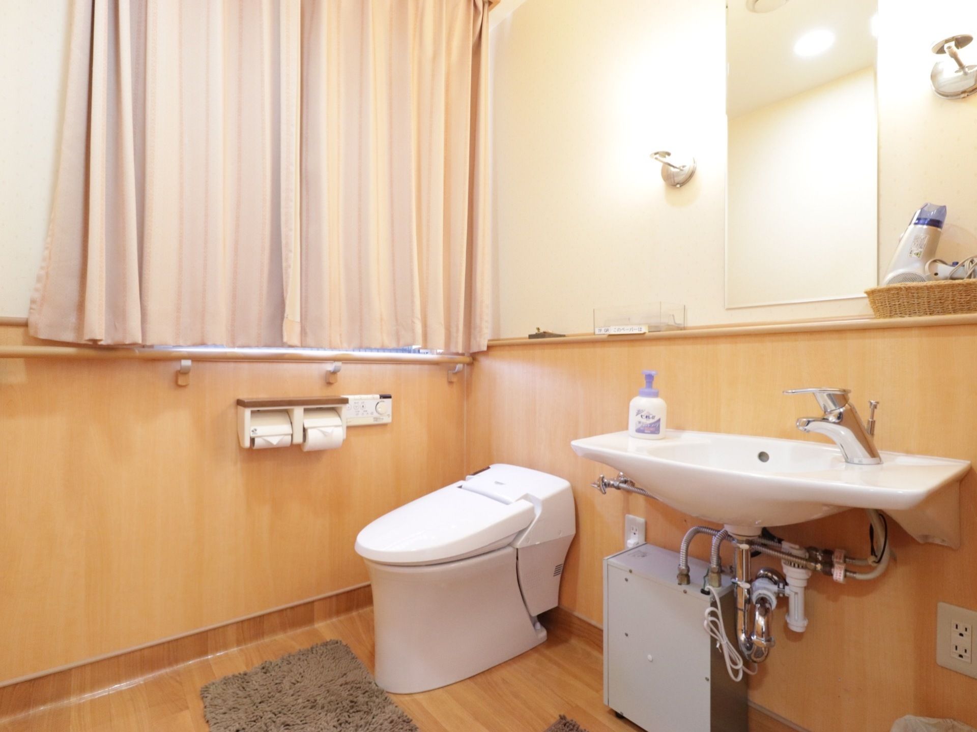 広いトイレになっており明るく清潔感のあるスペースである。独立した洗面台を設置しており、手を洗いやすくなっている。