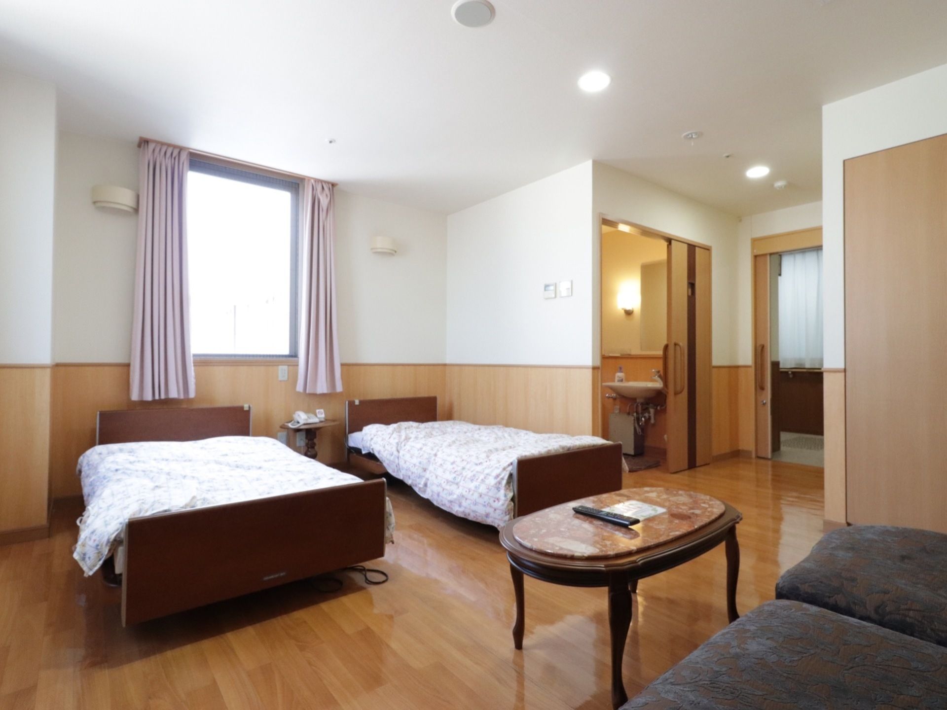 ２人で入居可能な居室を備えている。床はフローリングでベッドが２台設置されている。ドアは引き戸である。