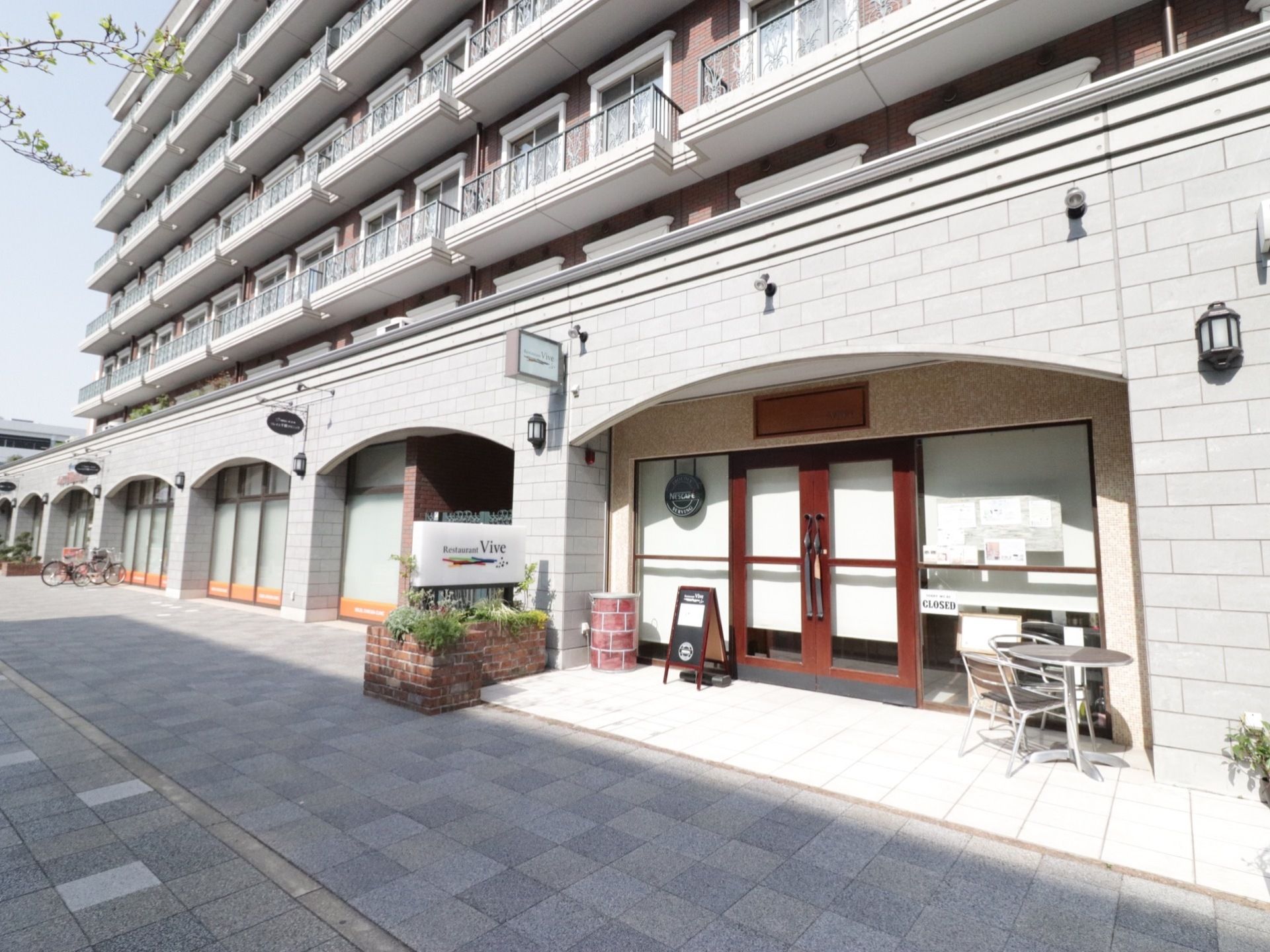 施設の前の歩道は広く、安全に移動することができ安心である。建物は落ち着いた雰囲気があり、１階にはレストランがある。