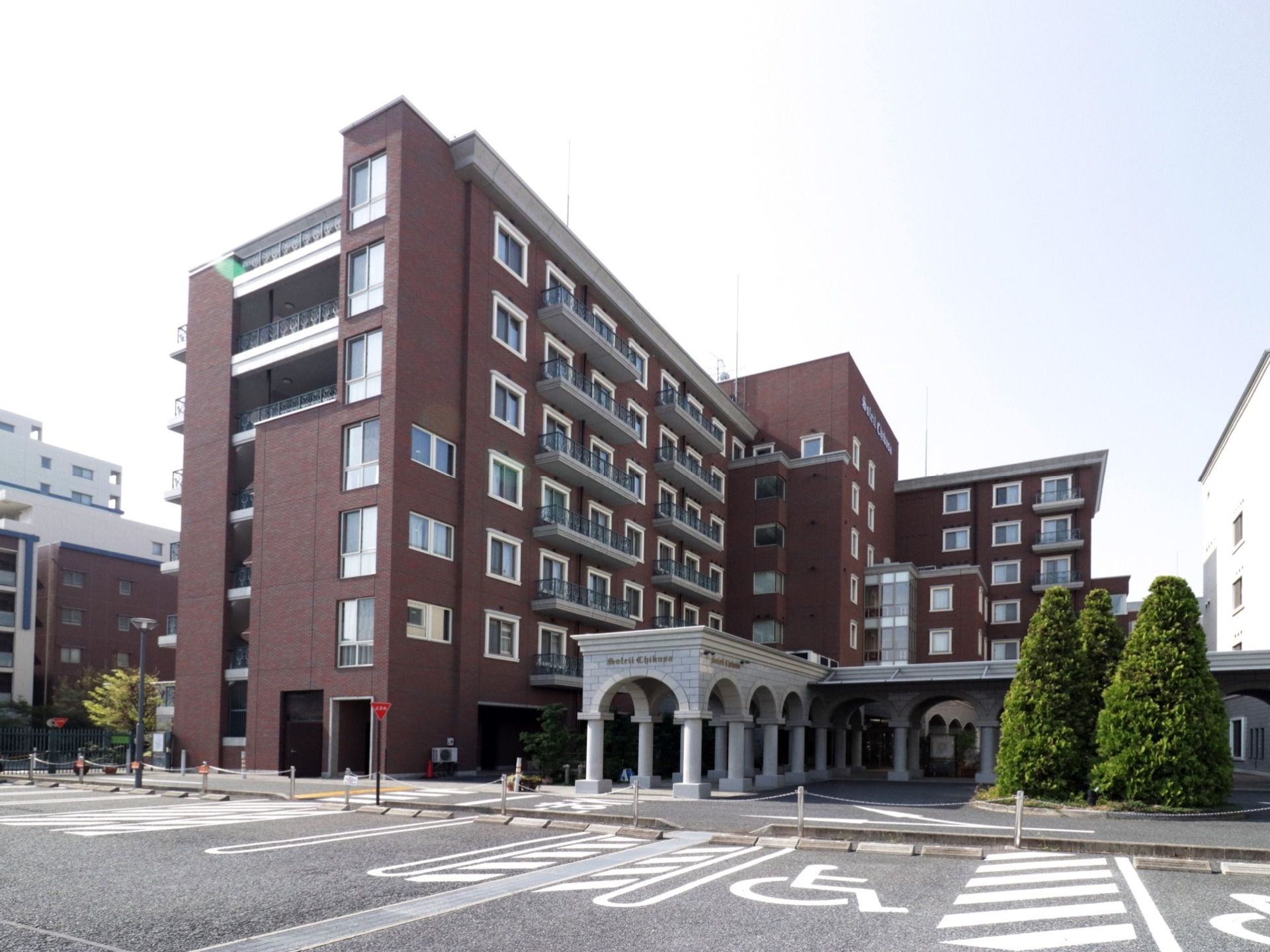 ７階建ての大きな施設になっている。ブラウンを基調としており落ち着いた雰囲気になっている。建物のそばには広い駐車場がある。
