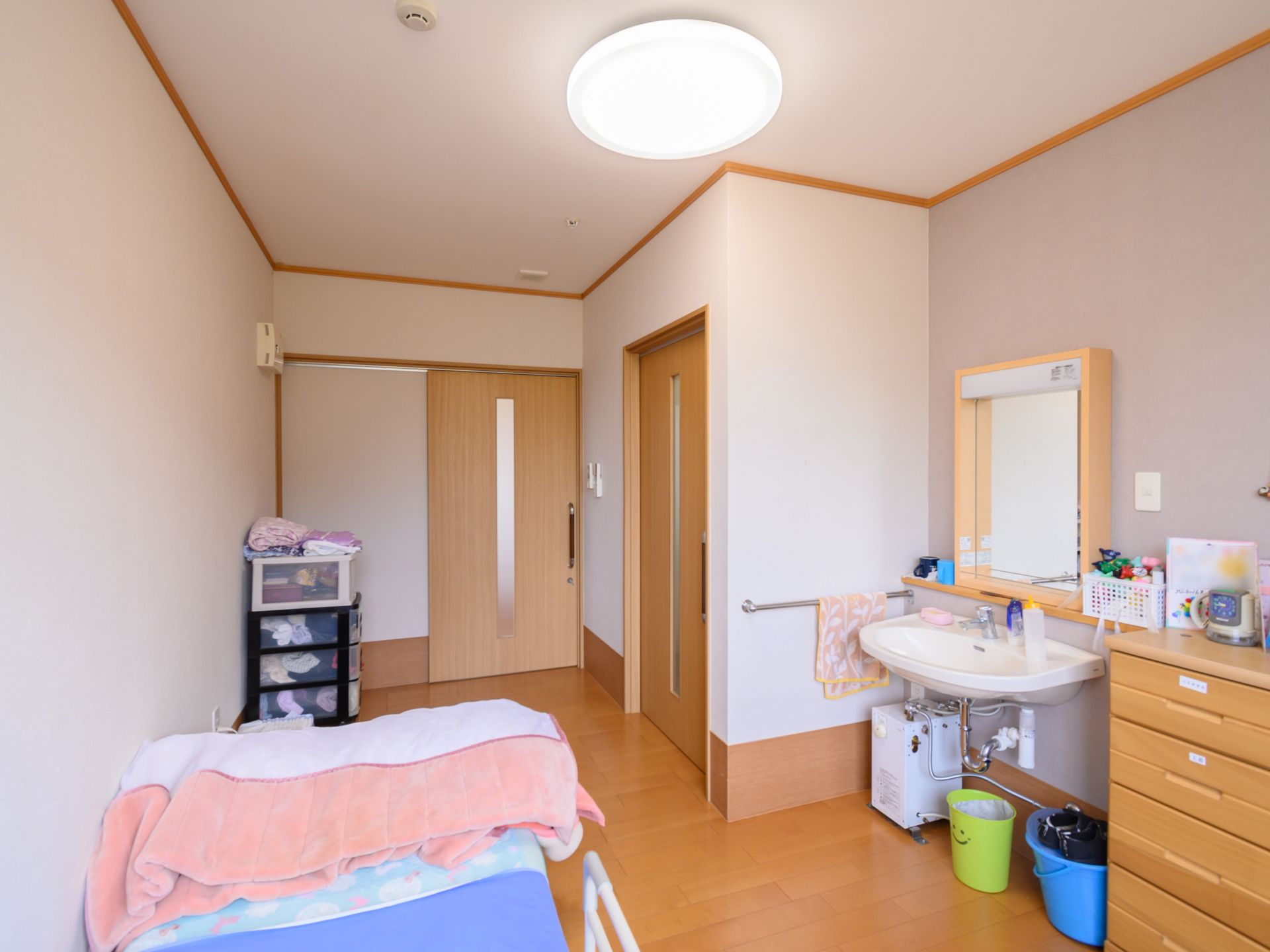 ベッドや洗面台がある居室