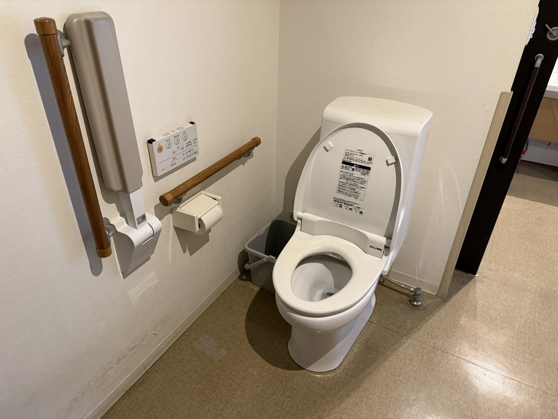 高齢男性の身体を支える女性ヘルパー