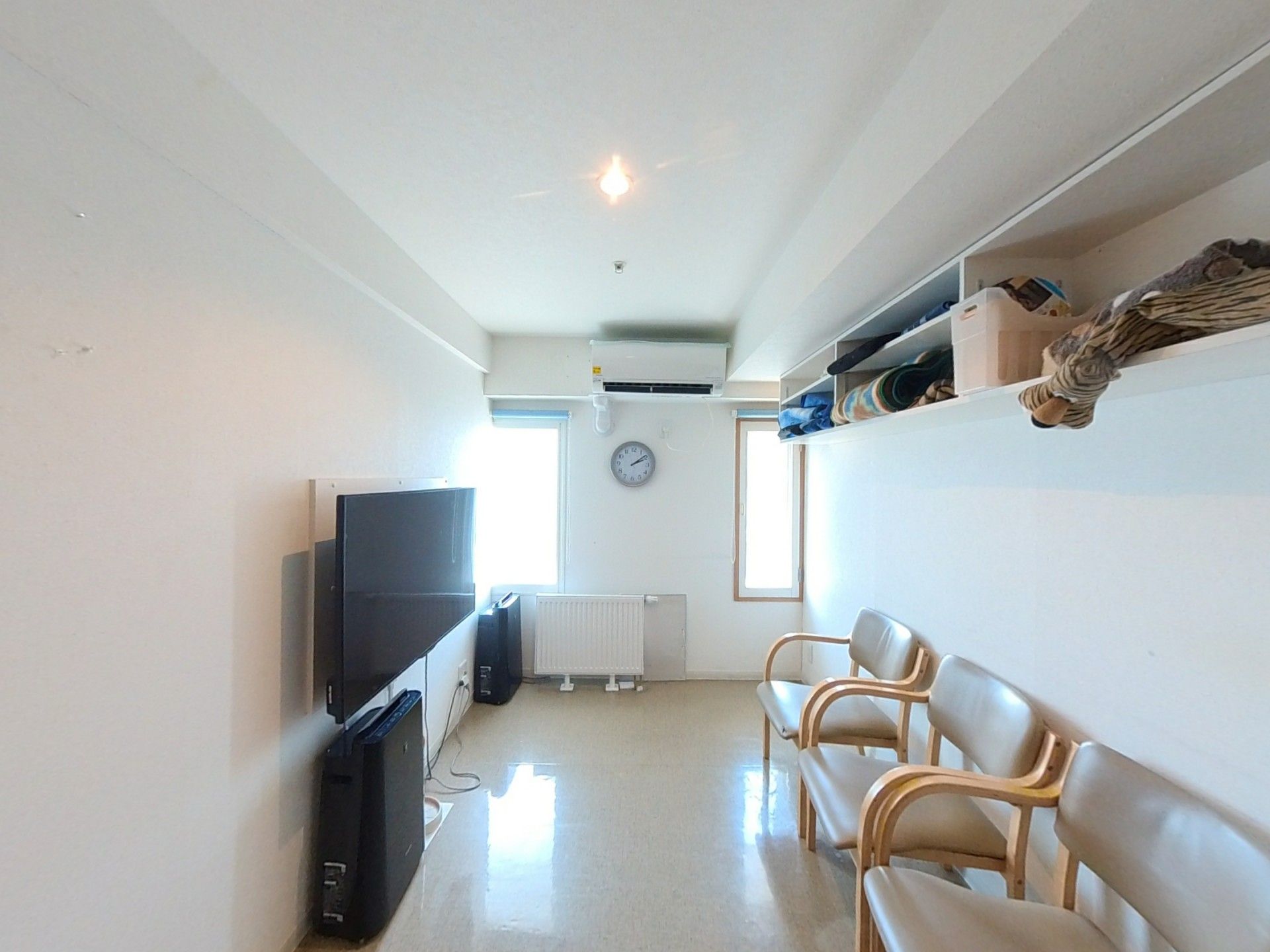 テレビと椅子がある部屋