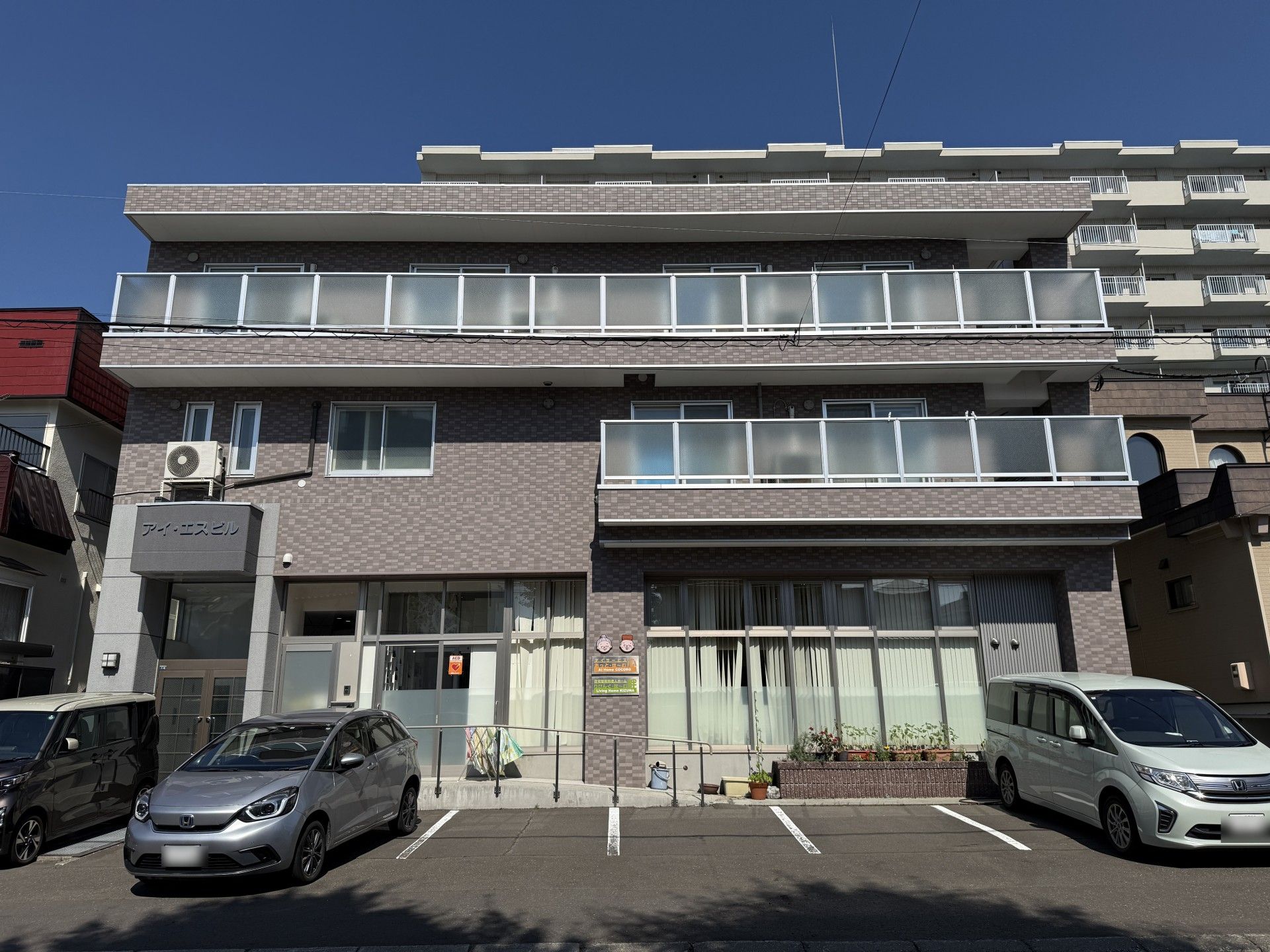 紙を使った作業をする高齢女性と女性スタッフ