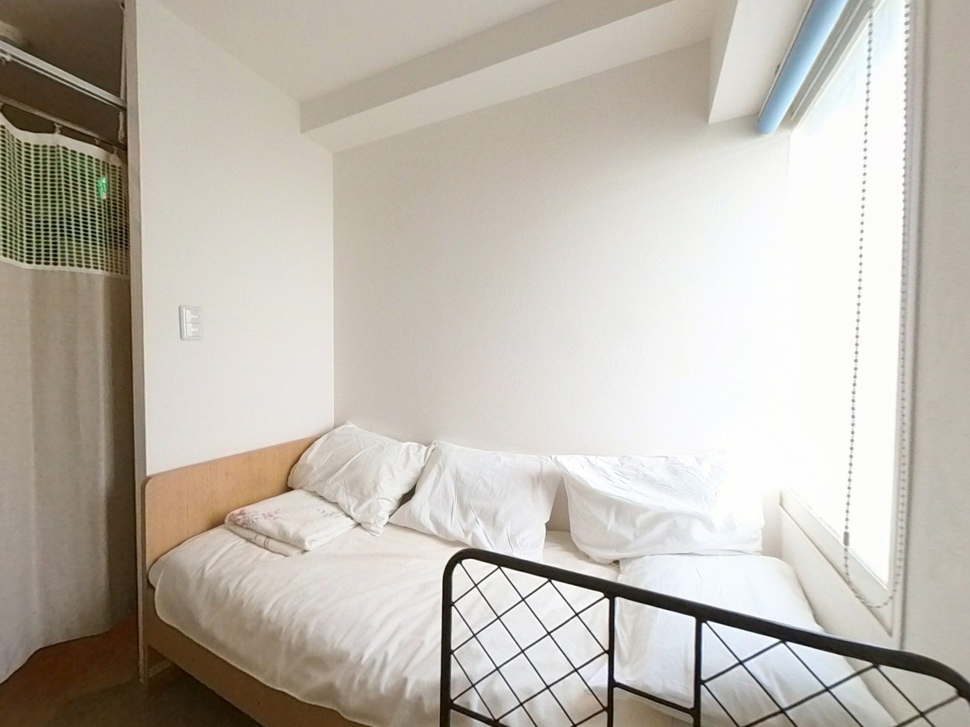 明るい窓際のベッド