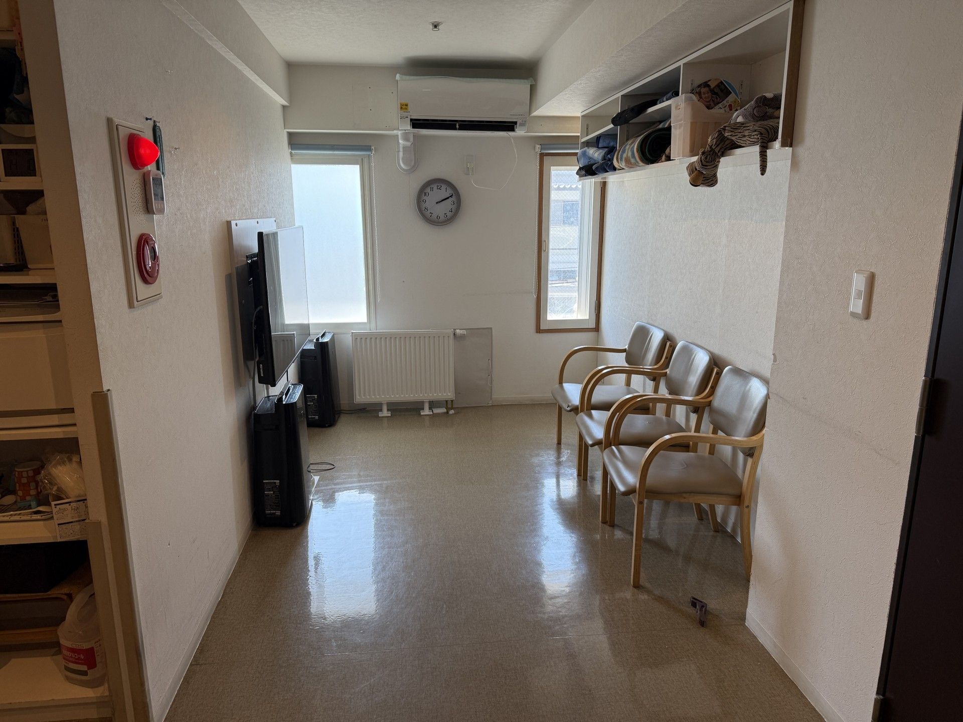 椅子が並ぶ明るい部屋