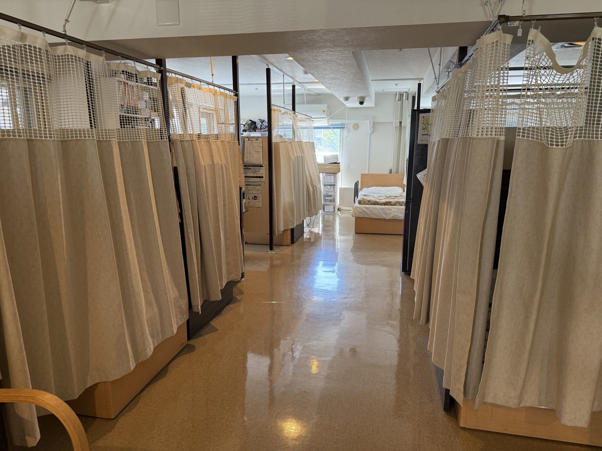 カーテンで仕切られた通路