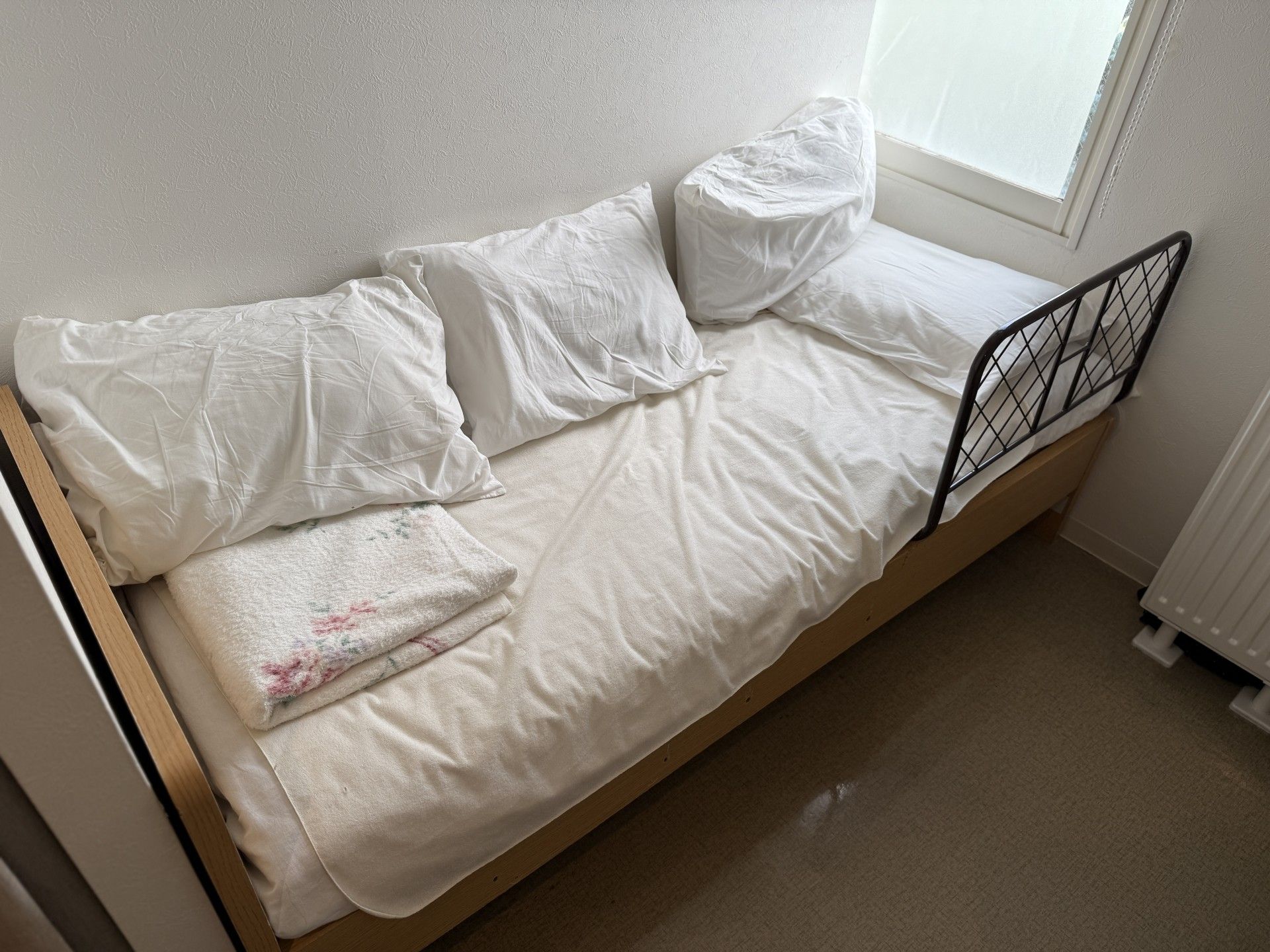 シンプルなベッドの部屋