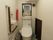 小窓付きのトイレがある。操作パネルとペーパーホルダー、掴まることができるバーはすべて右側に設置している。