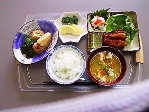 トレーの上に１食分の食事が並べられている。デザイン性のある食器が使用されており、盛り付けも綺麗なので見た目も楽しめる。