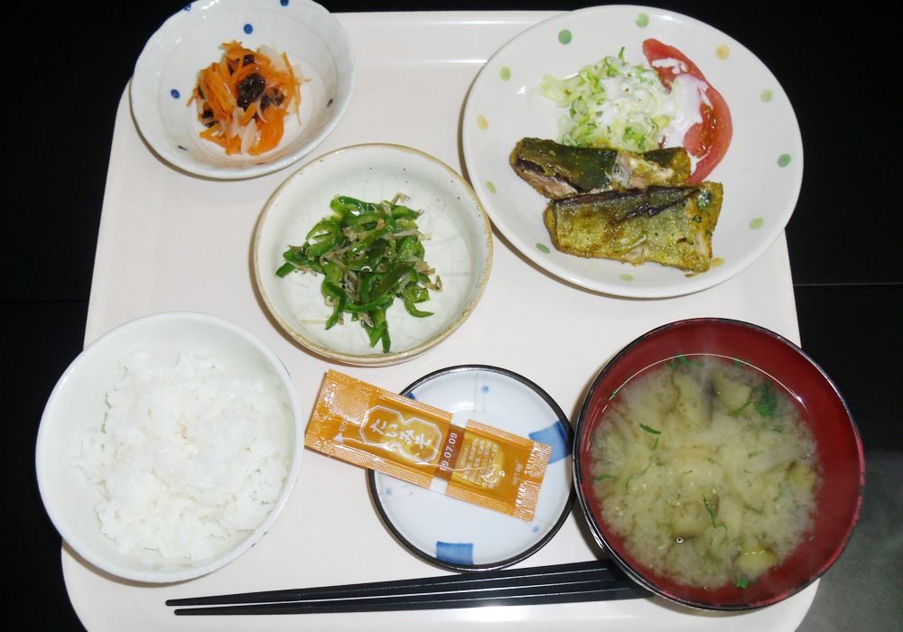 煮魚と野菜の和え物、ごはんと味噌汁のセット