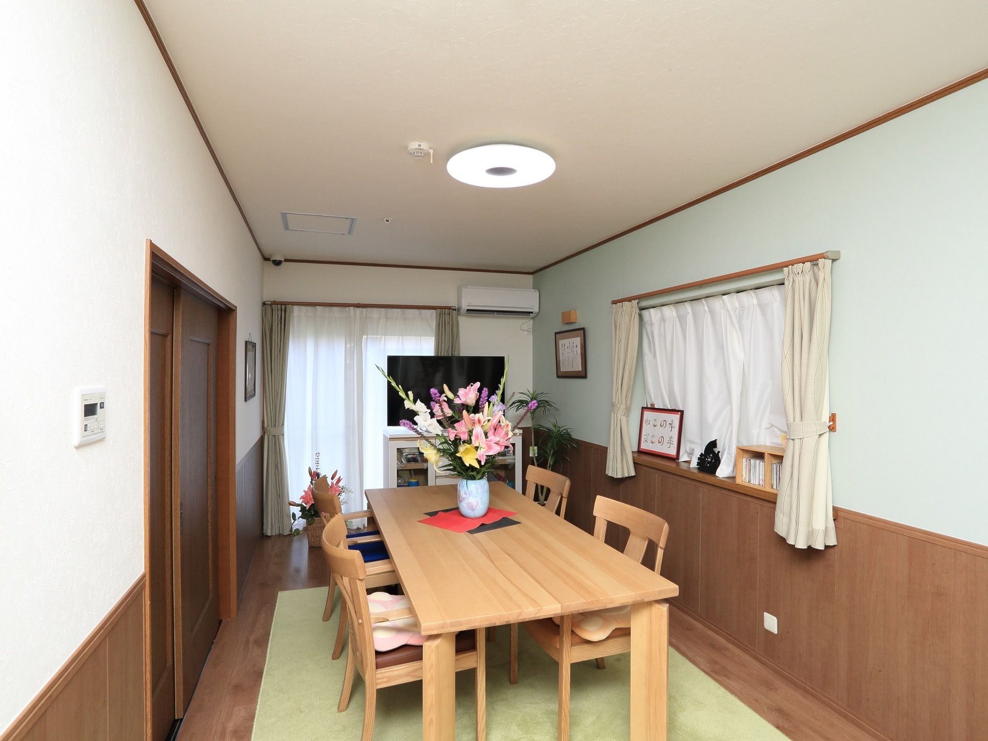 大きな窓と出窓を設けているため、部屋には十分な明かりを確保することができる。大型の長机に4つの椅子、テレビやエアコンも備えている。