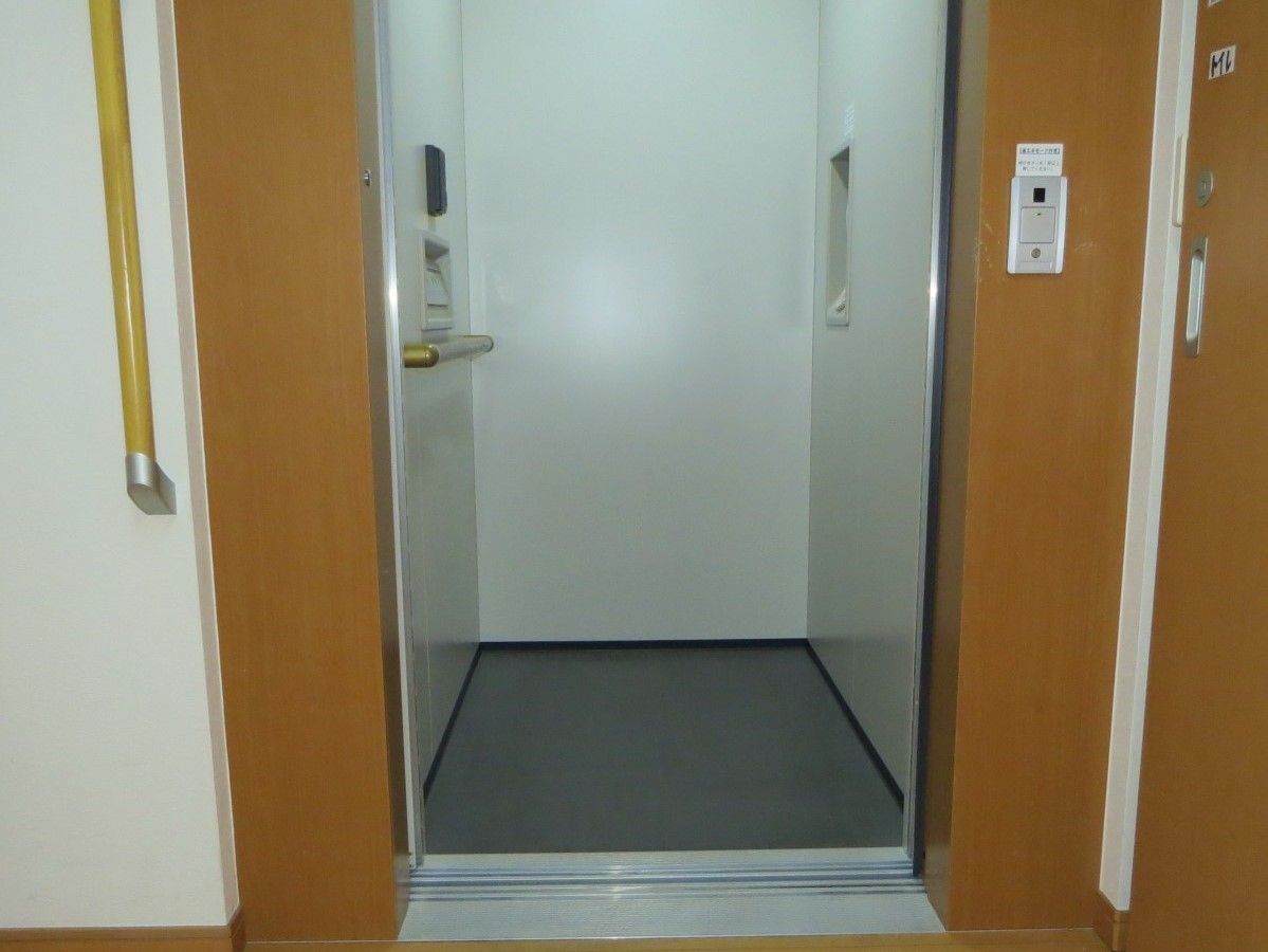 ゆとりのあるエレベーターには手すりが付いており、安心して移動できる。車椅子をご利用の方でも快適な広さである。