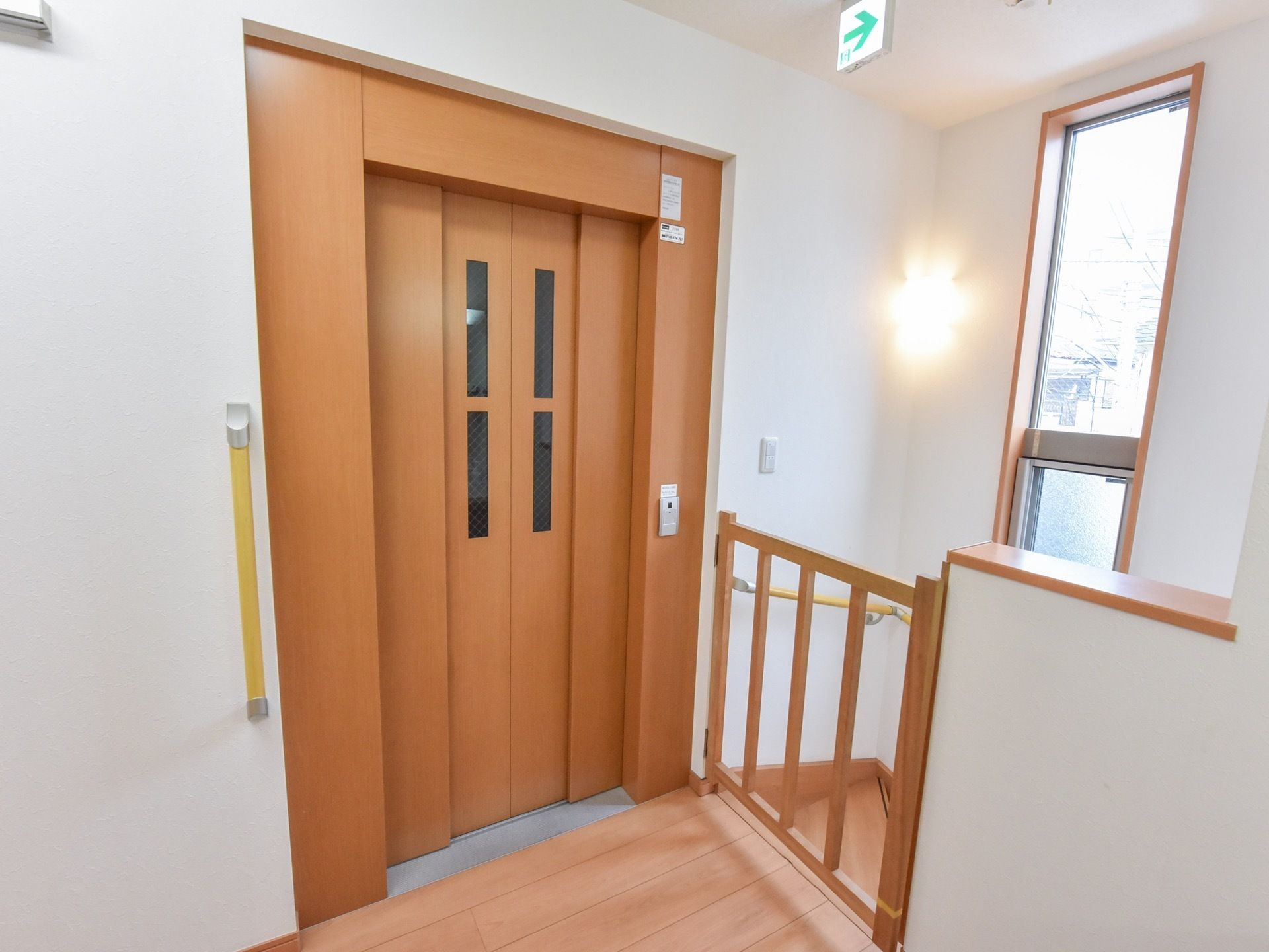 エレベーター横の階段には大きな窓があるため、階段部の吹き抜け部分も作用して開放的で昼間は大変明るい。