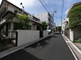 閑静な住宅街にある施設の外観