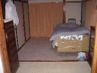 和室の居室も用意されている。タンスや介護ベッドが入居者様の使い勝手の良い位置に置かれている。床に絨毯が敷かれている。