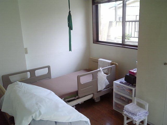 居室は全て個室が用意されている。介護ベッドや照明、収納家具が完備されている。ご愛用の品を持ち込むことも可能である。