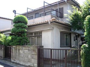 施設は、一軒家風の建物である。洗濯物が干せるベランダが２階に設けられている。周囲には、庭木が植えられている。