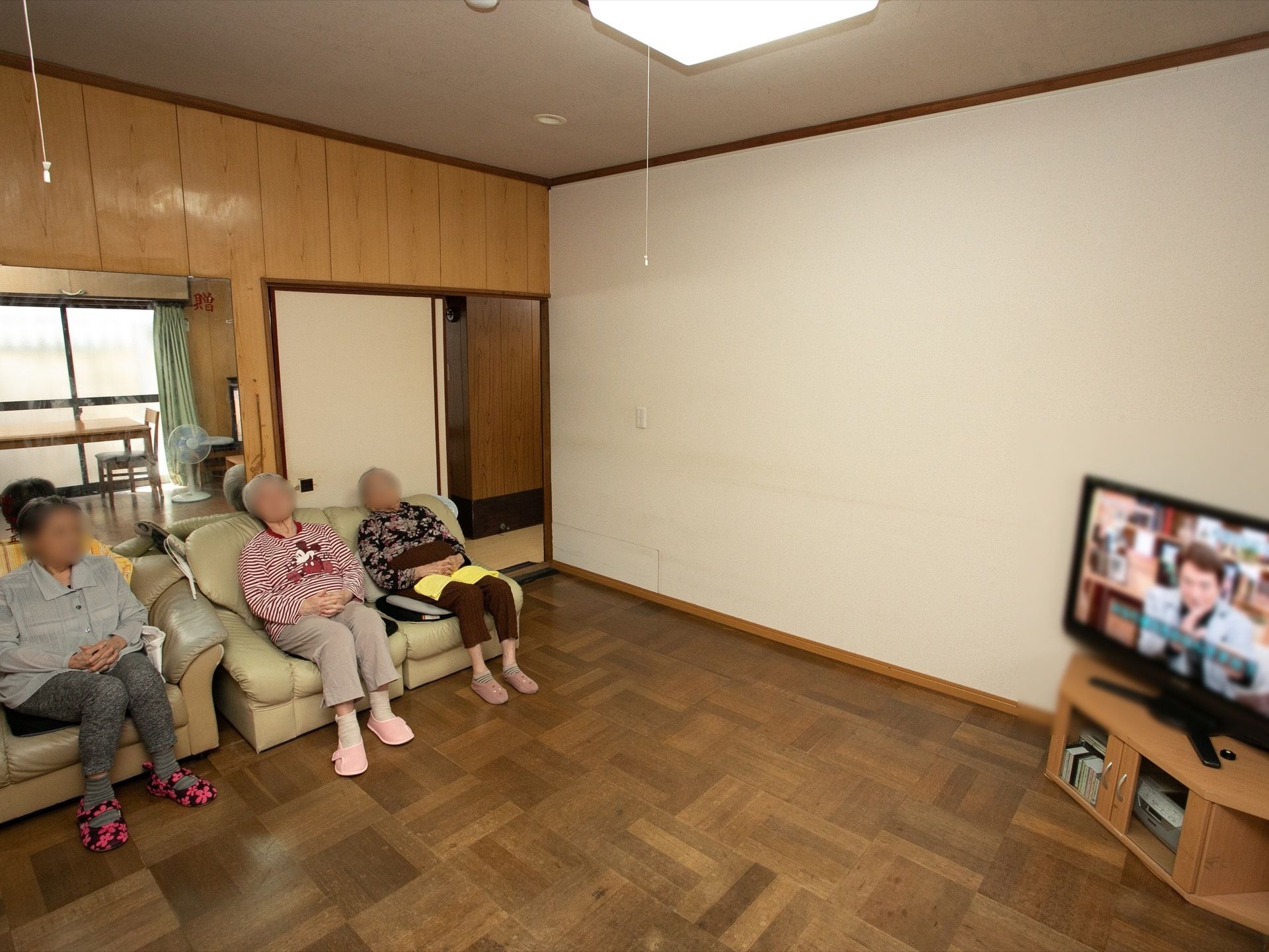 ゆったりした広さが設けられた共有スペース。テレビやテレビ台、ソファなどが置かれていて、憩いの場となっている。
