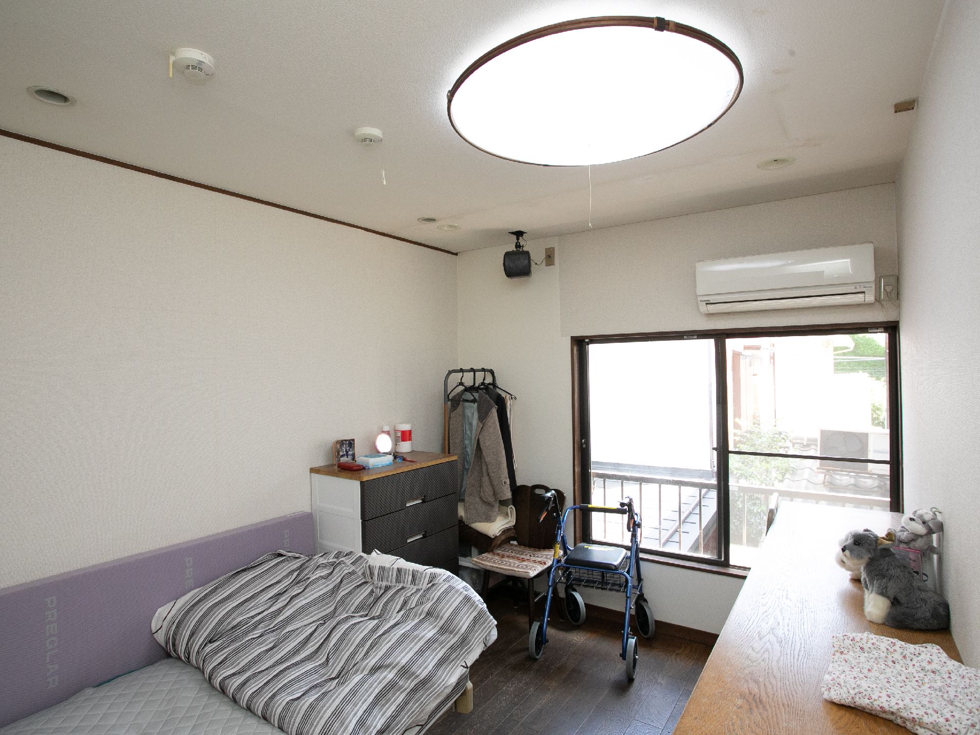 ハンガーラックや歩行器など、入居者様の私物が置かれた居室