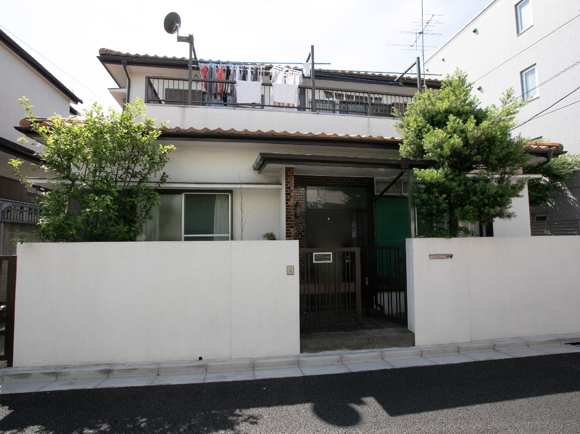 ごく一般的な一戸建てで、住宅街に馴染んでいる施設の外観