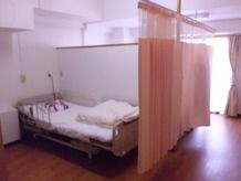 居室には要介護の入居者様にも利用しやすいベッドを完備。常にスタッフもサポートするので安心して日々の生活を送っていただける。