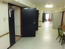 広々とした廊下。清掃が行き届いており、常に清潔な状態を保持しているので安全かつ快適に利用していただける。