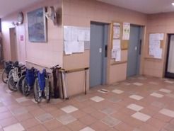 施設内にはエレベーターを2基、完備している。フロア間の行き来は、体力に負担を掛けることなくしていただける。