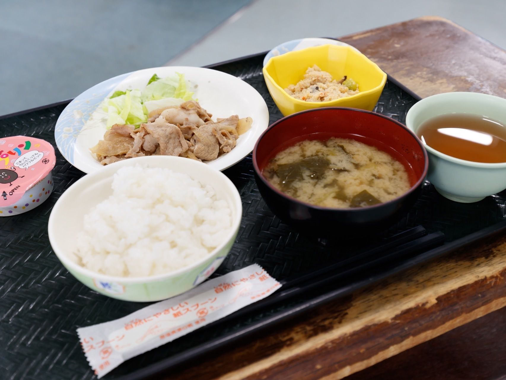 施設では毎日入居者様の食事が提供されている。日々のメニューは資格のある栄養士によりバランスを考え作られている。