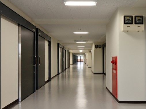段差が一切なく、スムーズで安全な移動が考慮された通路