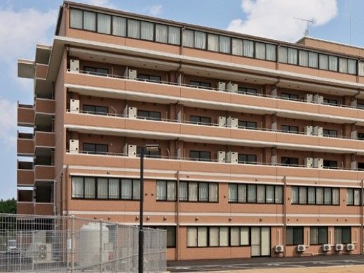 落ち着いた色合いの外壁で、大規模なマンションのような施設建物