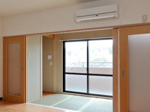 建物は６階建てで、居室にはベランダが設けられる構造になっており、建物の前には駐車場が設置されている。